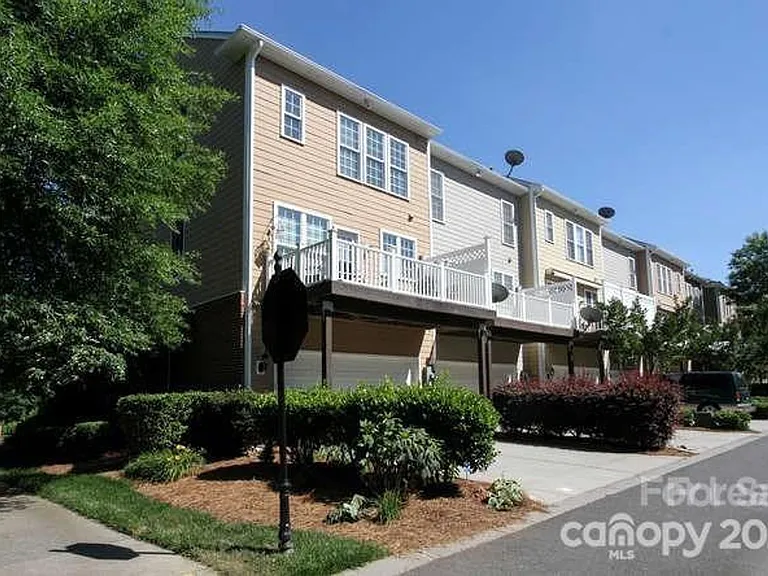 1054 Drayton Ct — Photo 2