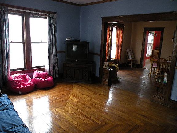 3rd image of 311 N Saginaw St