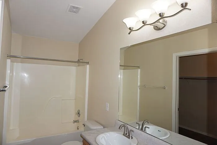 2201 S Saint Suzanne Dr — Photo 32