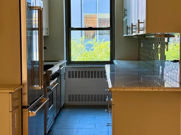 135 East 54th Street image 1 of 16