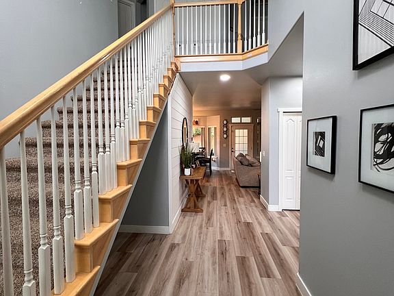 Entryway/ Stairs