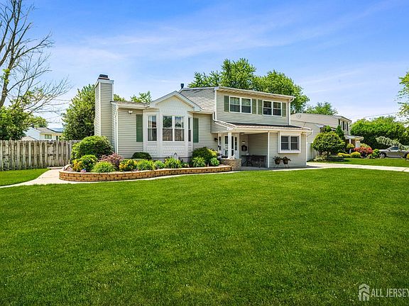 5th image of 55 Woodview Dr