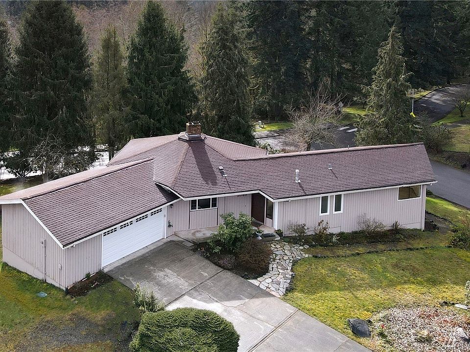 Welcome to this well maintained four bedroom, 2.75 bath home in the lovely neighborhood of Goldcrest.