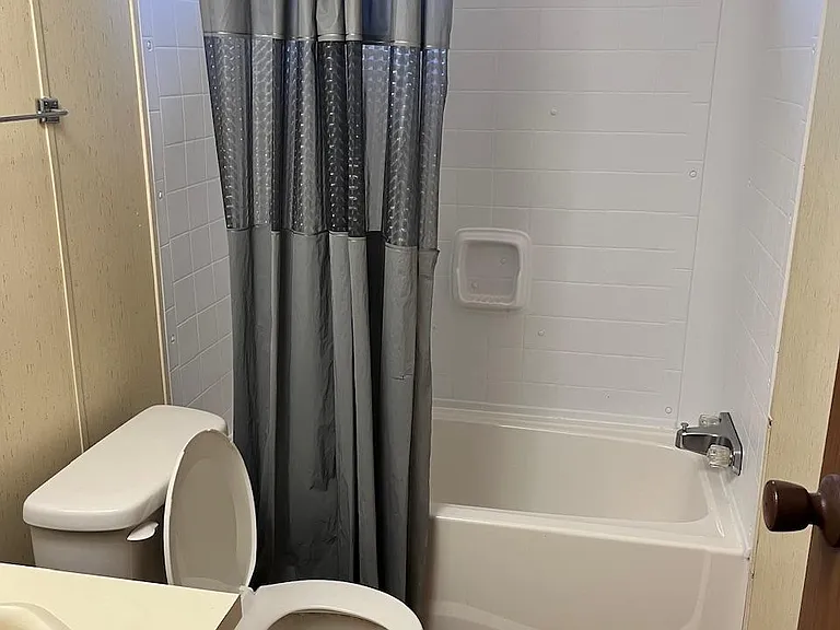 One of 2 bathrooms