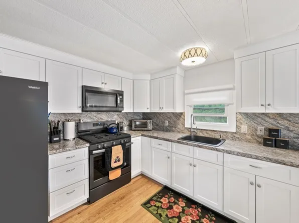 11 Mountain Ash Dr, Kingston, MA 02364