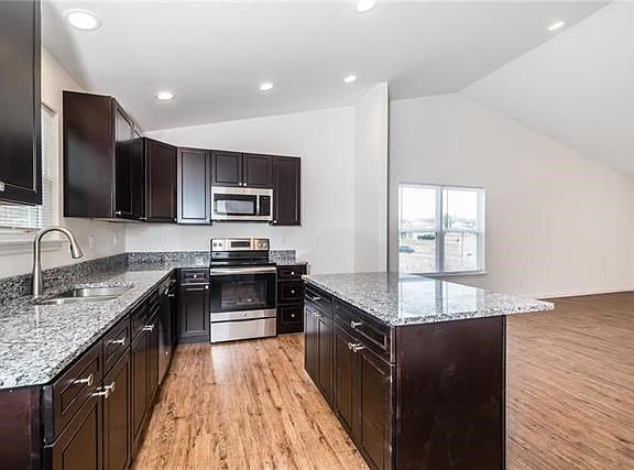 3rd image of 25 Cuivre River Dr