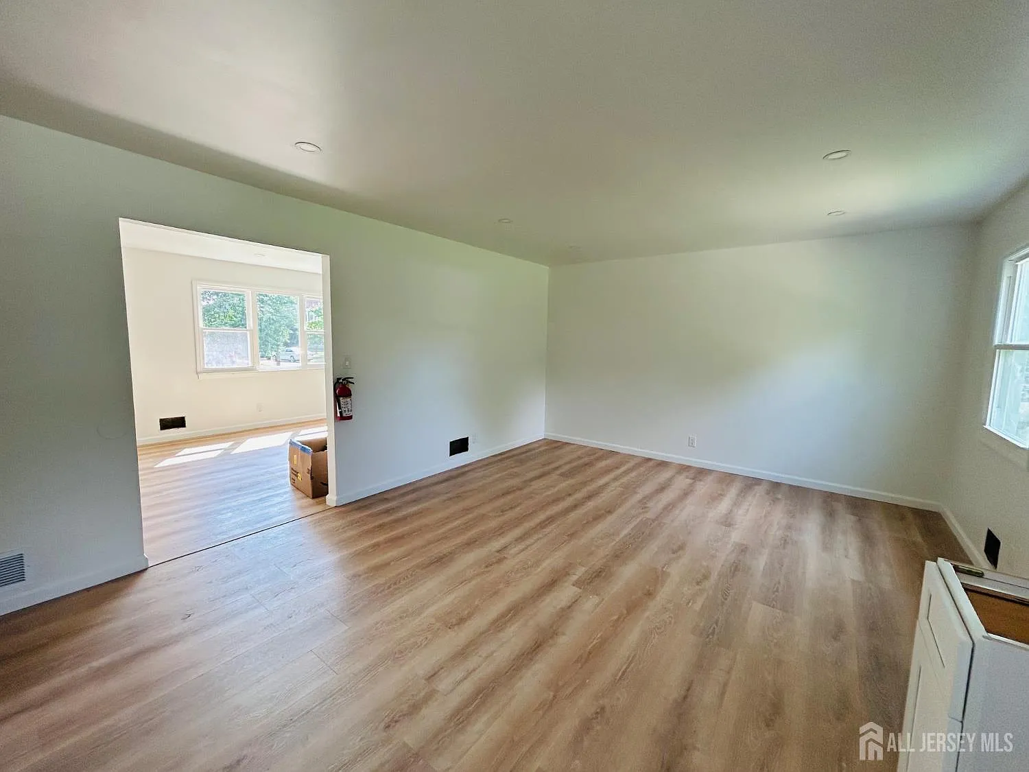 3 bed, 1.0 bath, 1952 sqft, $3,500 — Photo 3