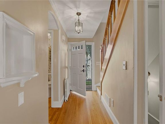 4th image of 8 Fort Hill Rd