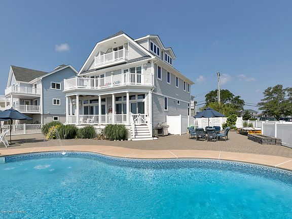 2nd image of 581 Bayview Dr