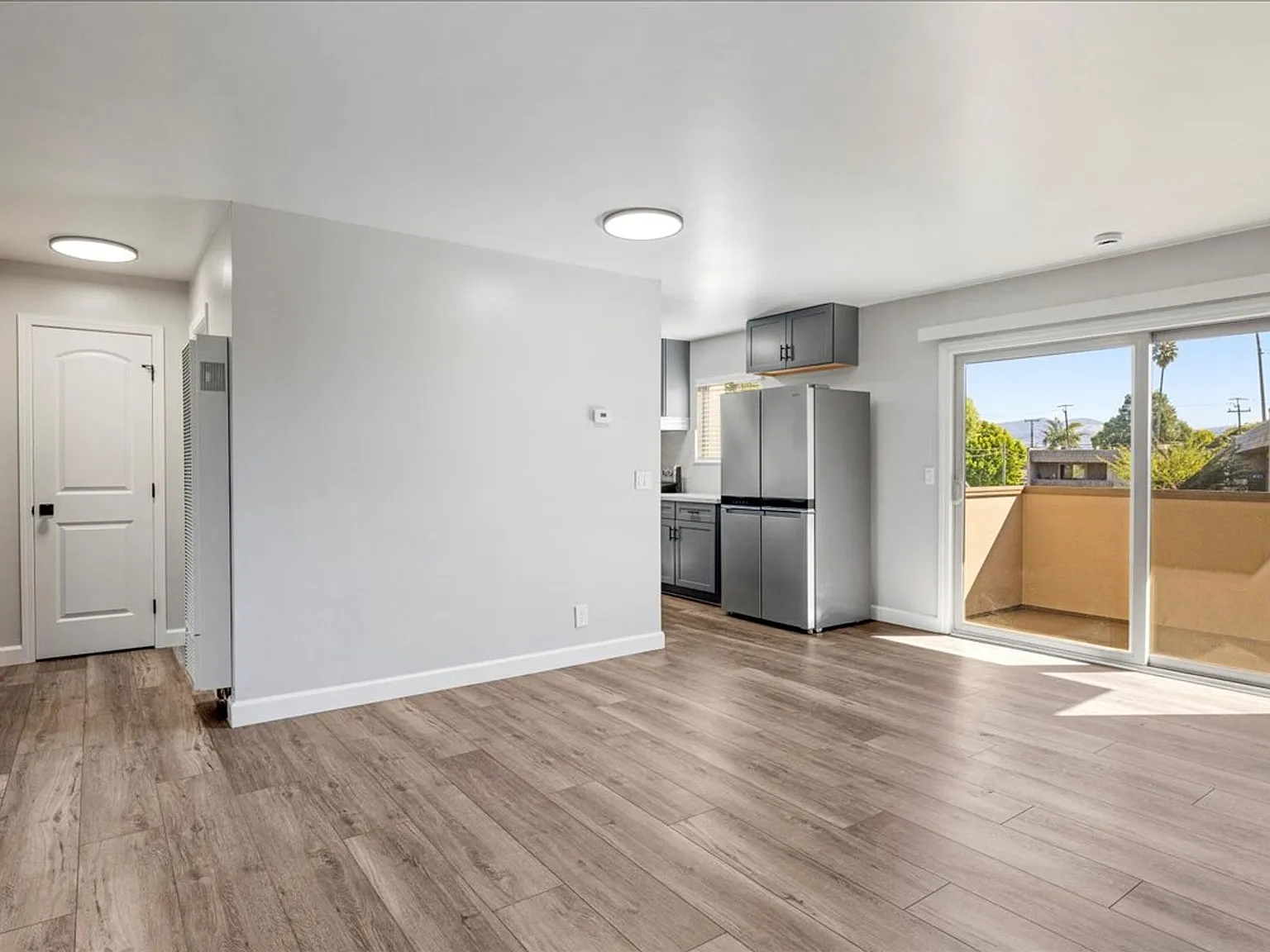 Plaza Apartments — Photo 4