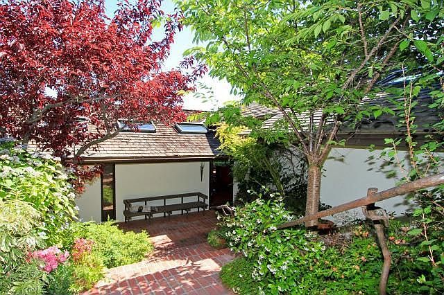 1st image of 858 Lathrop Dr