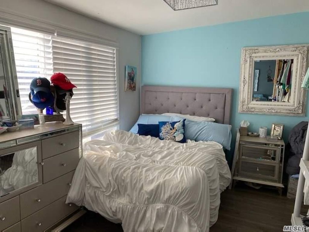 4 Bed 4 Bath Property, New York • 2,550 Sq Ft