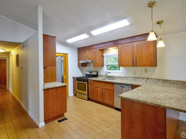 54 Deer Way, Manalapan, NJ 07726