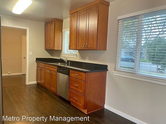 3rd image of 736 Dona Ave