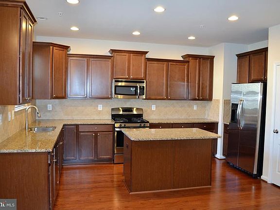 3rd image of 672 Highland Farms Cir