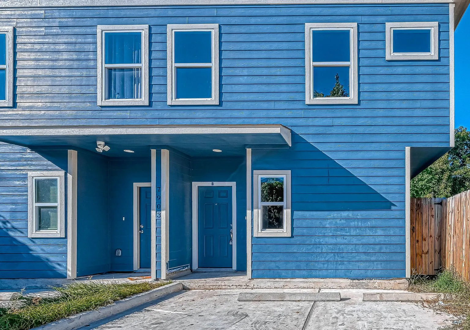 Beautiful 3-Bedroom Home with 2.5 Baths Near Downtown Houston & Major Highways — Photo 1