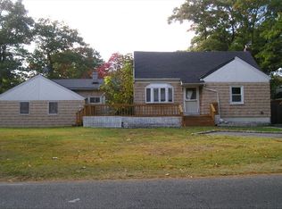 1452 E Forks Rd, Bay Shore, NY 11706