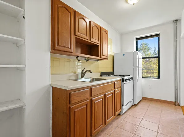 253 Vernon Avenue image 1 of 4