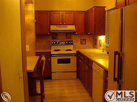 KITCHEN WITH WINDOW
