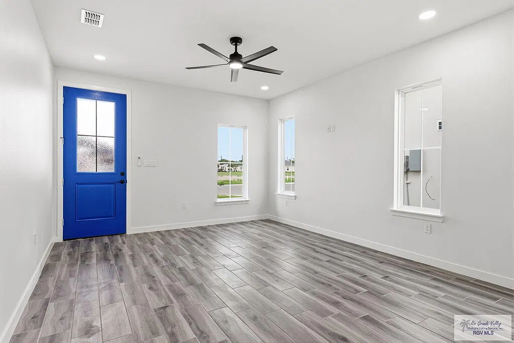 3 bed, 2.0 bath, 1362 sqft, $2,300 — Photo 3