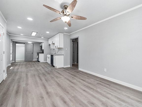 3rd image of 810 Clinton Park St