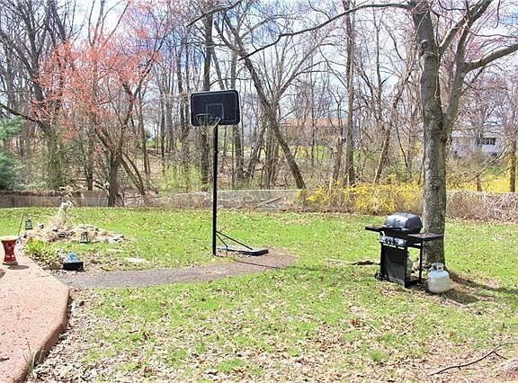 4th image of 33 Birchwood Dr