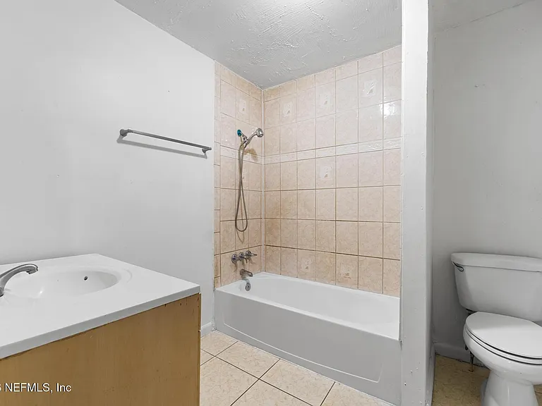1052 E 10th St — Photo 15