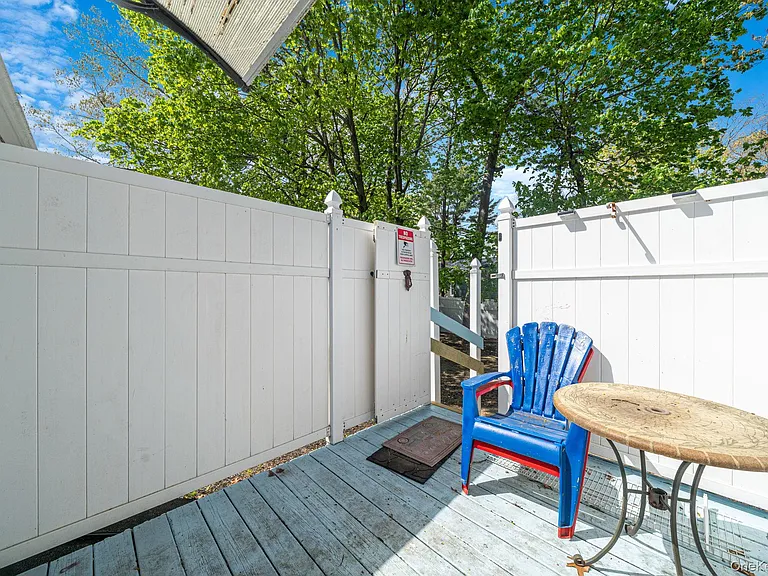 32 Dewey St — Photo 16