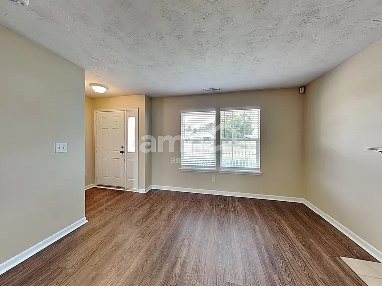717 Breakers Ln — Photo 4