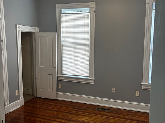 5th image of 275 Webster Ave