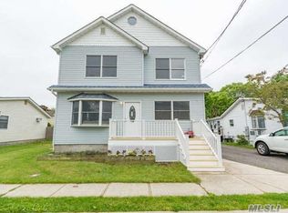 753 Pecan St, Lindenhurst, NY 11757