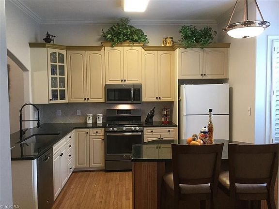 3rd image of 15 Creswell Ct