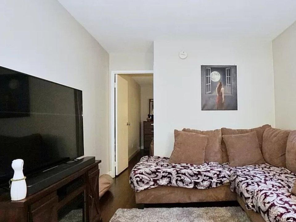 1st image of 26 Bowling Green Pl #1