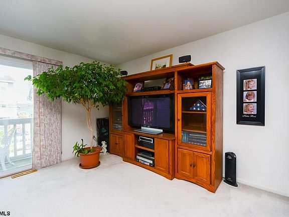 4th image of 239 Bay Ave #2