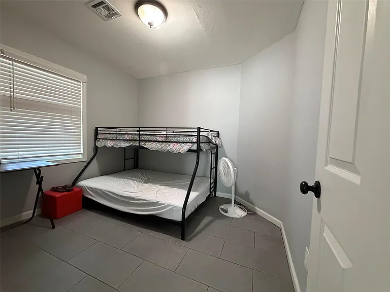2806 Pine St — Photo 12