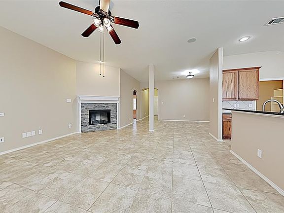 4th image of 405 Crown Oaks Dr