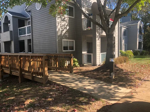 11733 Summerchase Cir APT A, Reston, VA 20194