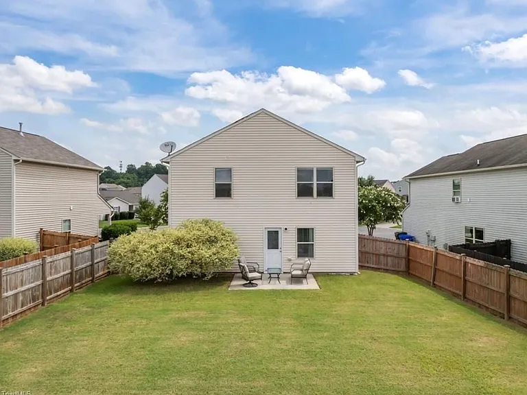 913 Collington Dr — Photo 2