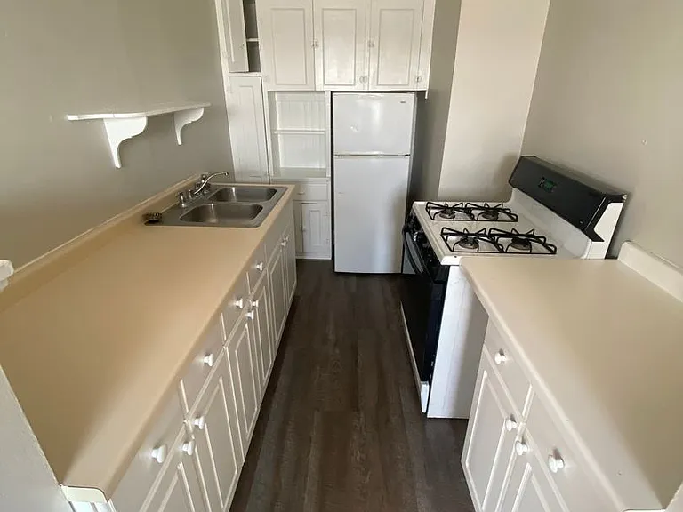 Oak Grove Apartment Hotel — Photo 15
