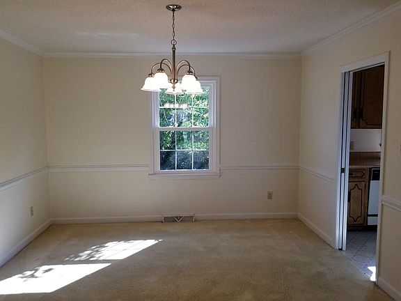 5th image of 211 Kenilworth Dr