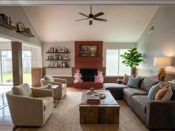 11414 Chariot Dr, Stafford, TX 77477