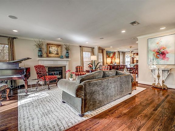 4th image of 821 W Greenbriar Ln
