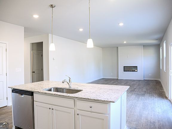 4th image of 19 Springwood Ln