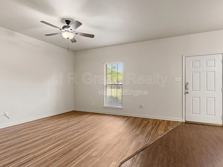 2100 Breezy Dr — Photo 8