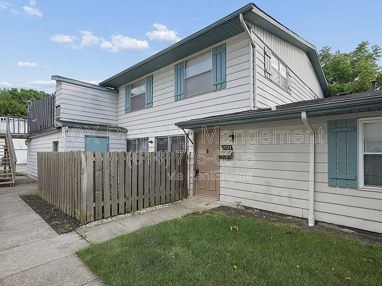 2523 Burgandy Ln — Photo 1