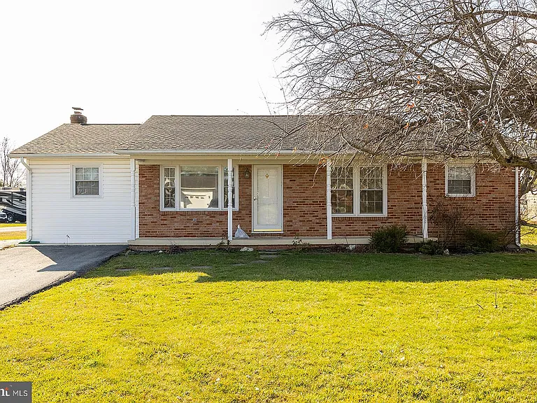 120 Meadowlark Ln — Photo 1