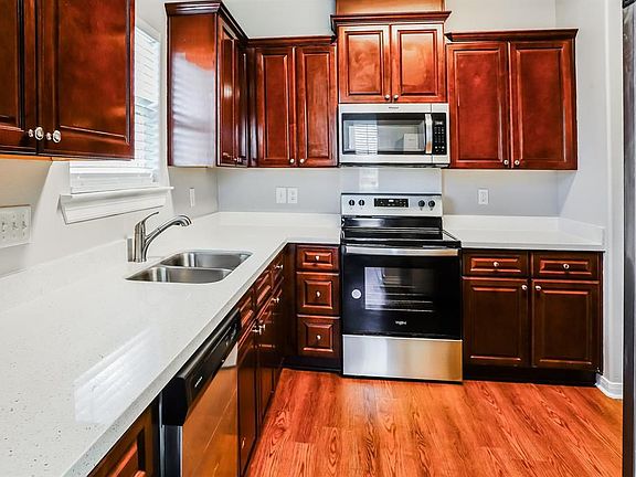 3rd image of 1819 Oriole Dr