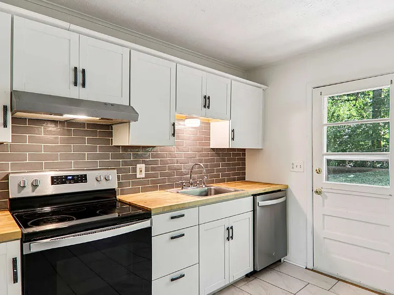 325 Comet Dr — Photo 4
