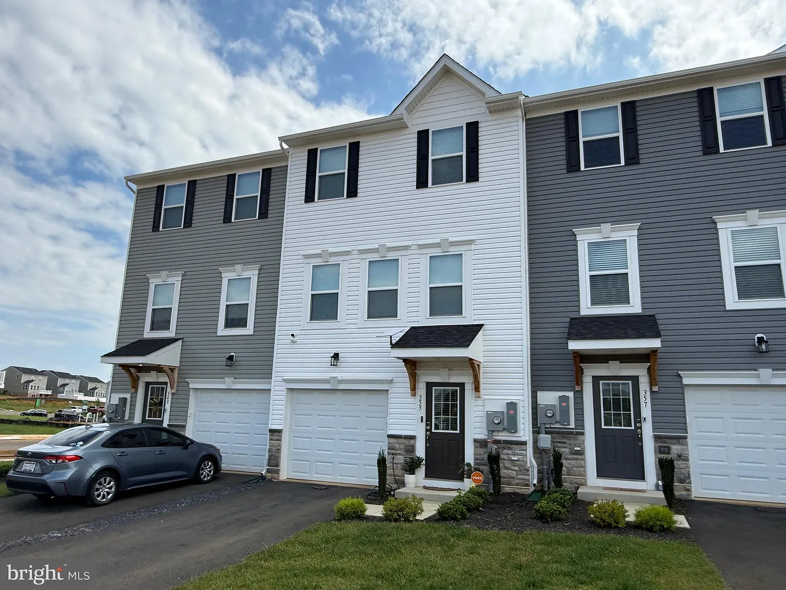 4 bed, 3.5 bath, 1989 sqft, $2,700 — Photo 1