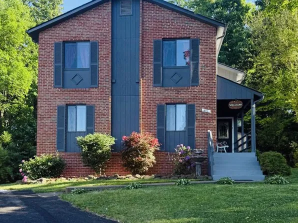 211 Keyes Ct, Sterling, VA 20164